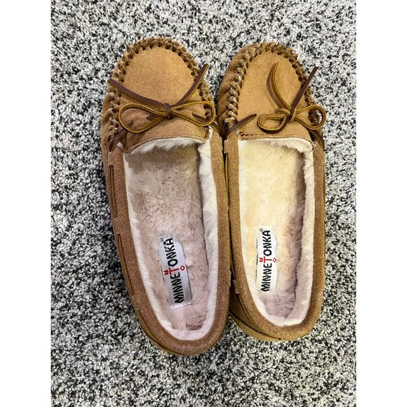 Minnetonka Womens Cally Moccasin Slipper, Size 7, Tan Suede CozyCore Cabincore - Picture 3 of 7
